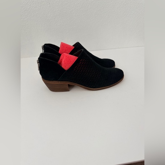 Vince Camuto Shoes - Vince Camuto Boots Women’s 6.5 Ankle Booties Black Leather Perforated Zip Up